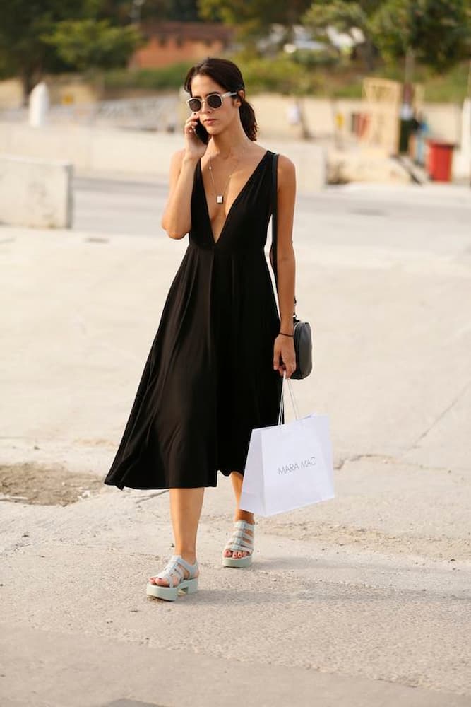 vestido midi com decote V para look all black 