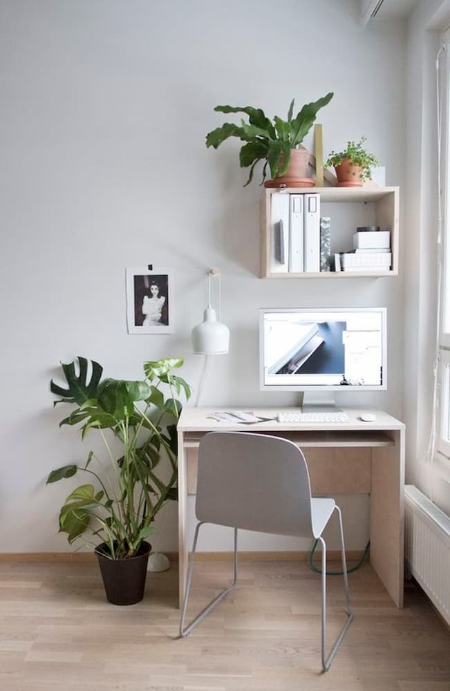 Decoração para home office pequeno bem iluminado