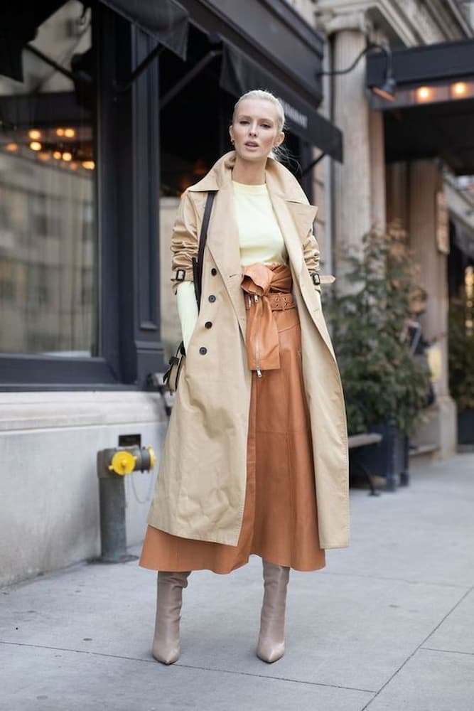 Trench coat com saia midi para look de inverno