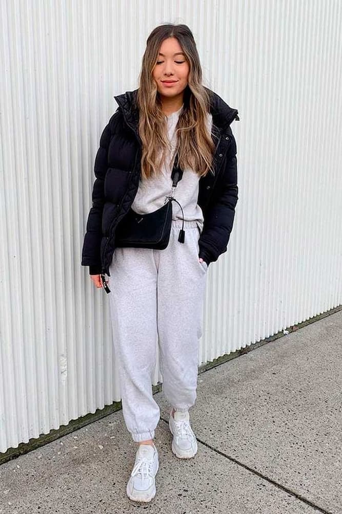 estilo confortável para look com jaqueta puffer e conjunto de moletom cinza claro