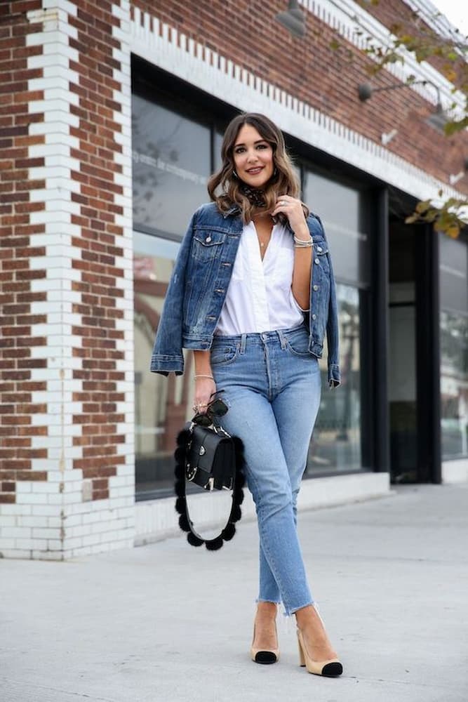 look com jaqueta jeans para trabalhar com camisa branca 