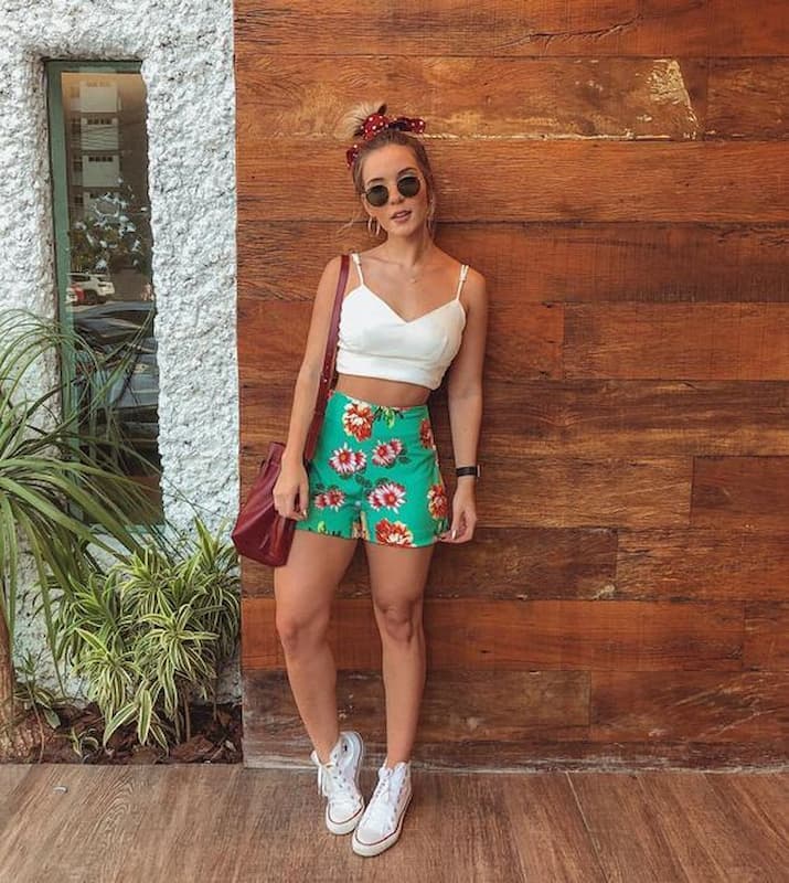 look para churrasco a tarde com cropped branco e shorts colorido 