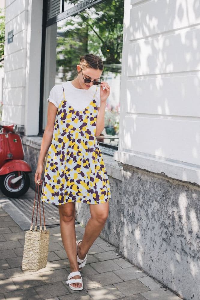 look para churrasco com sobreposição de vestido e camiseta branca 