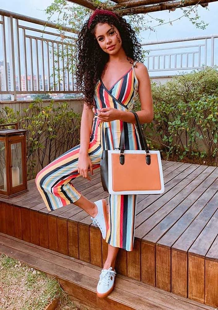 look para churrasco da empresa com macacão colorido