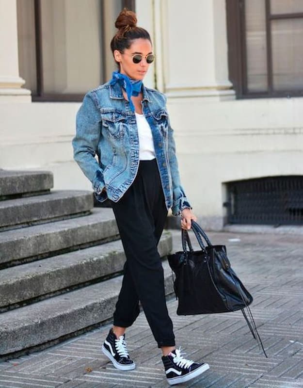 looks com jaqueta jeans e lenco no pescoço