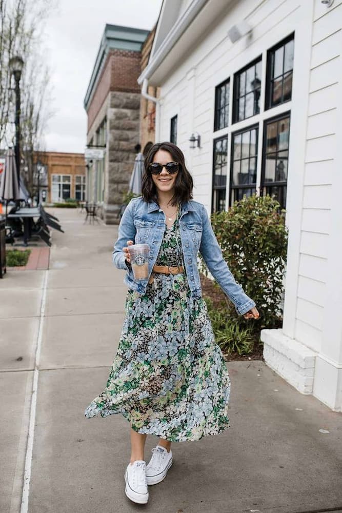 looks com jaqueta jeans e vestido floral 