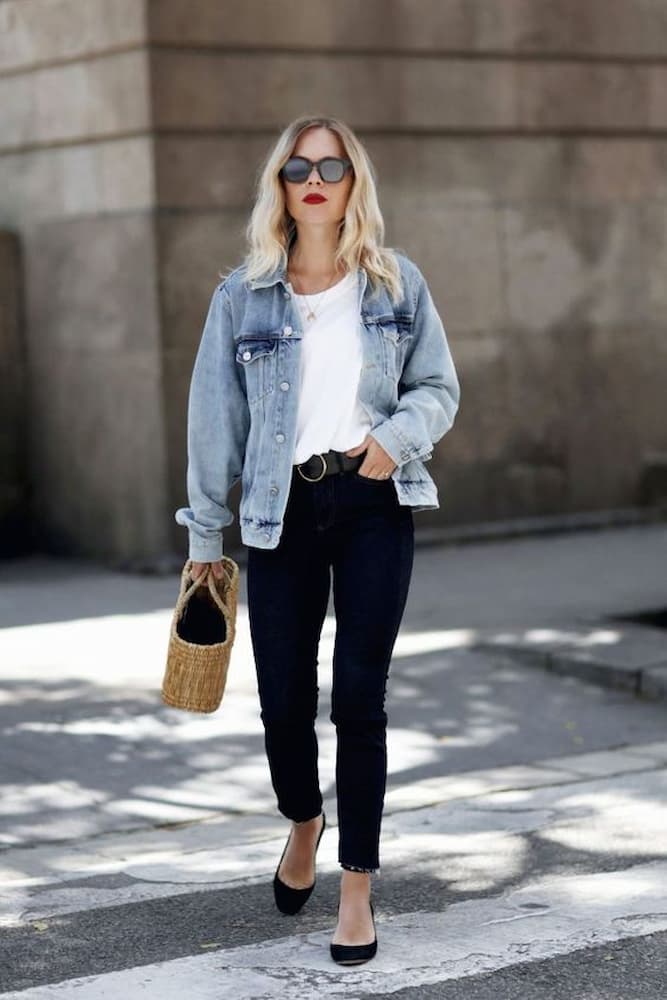 looks com jaqueta jeans para trabalhar com camiseta e rasteirinha