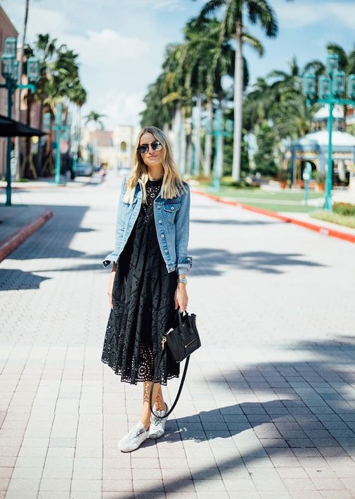 vestido de renda e tênis para look com jaqueta jeans 