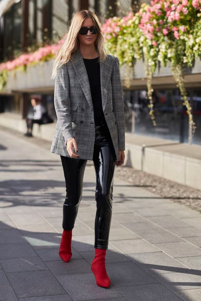 calça de vinil para look com blazer xadrez e bota vermelha 