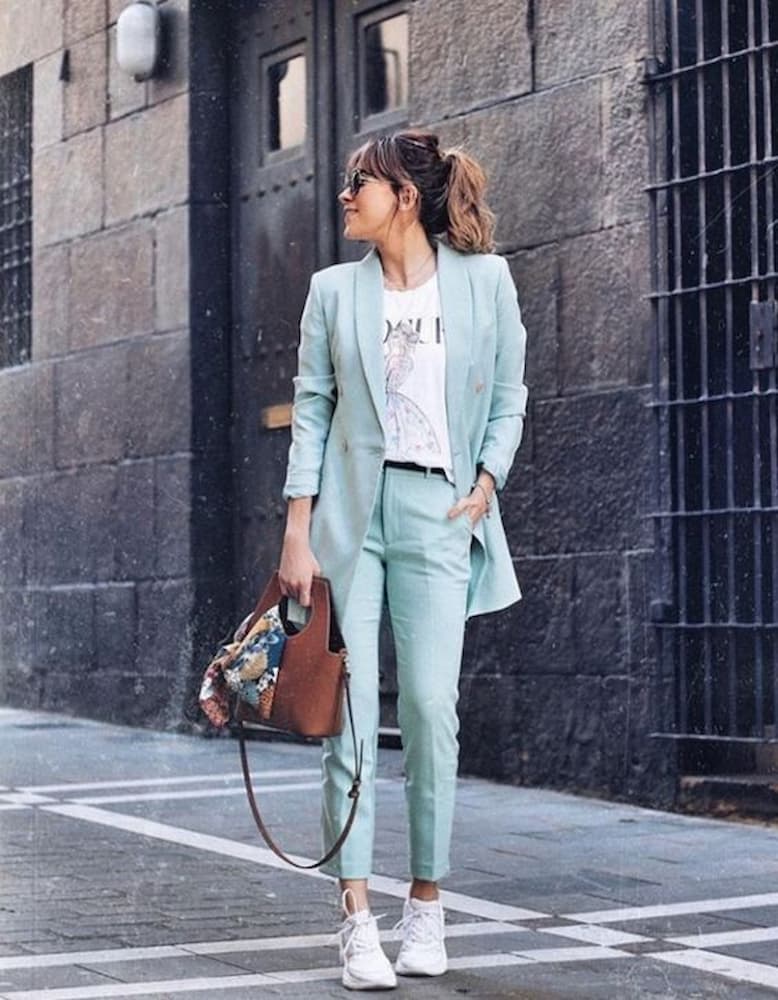 como usar calça alfaiataria com tênis branco e blazer combinando 