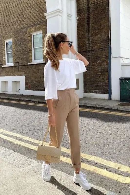 cores neutras para look com calça alfaiataria com tênis e camiseta