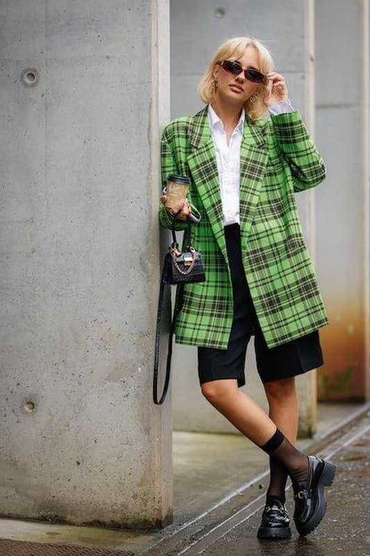 estilo despojado com look com blazer xadrez verde e bermuda 