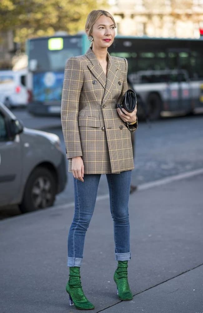 ideia de look com blazer xadrez e bota verde 