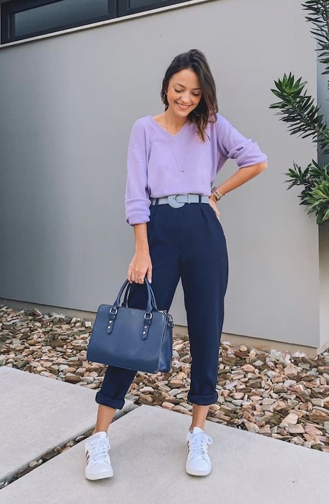 look calça alfaiataria com tênis branco e sueter lilás