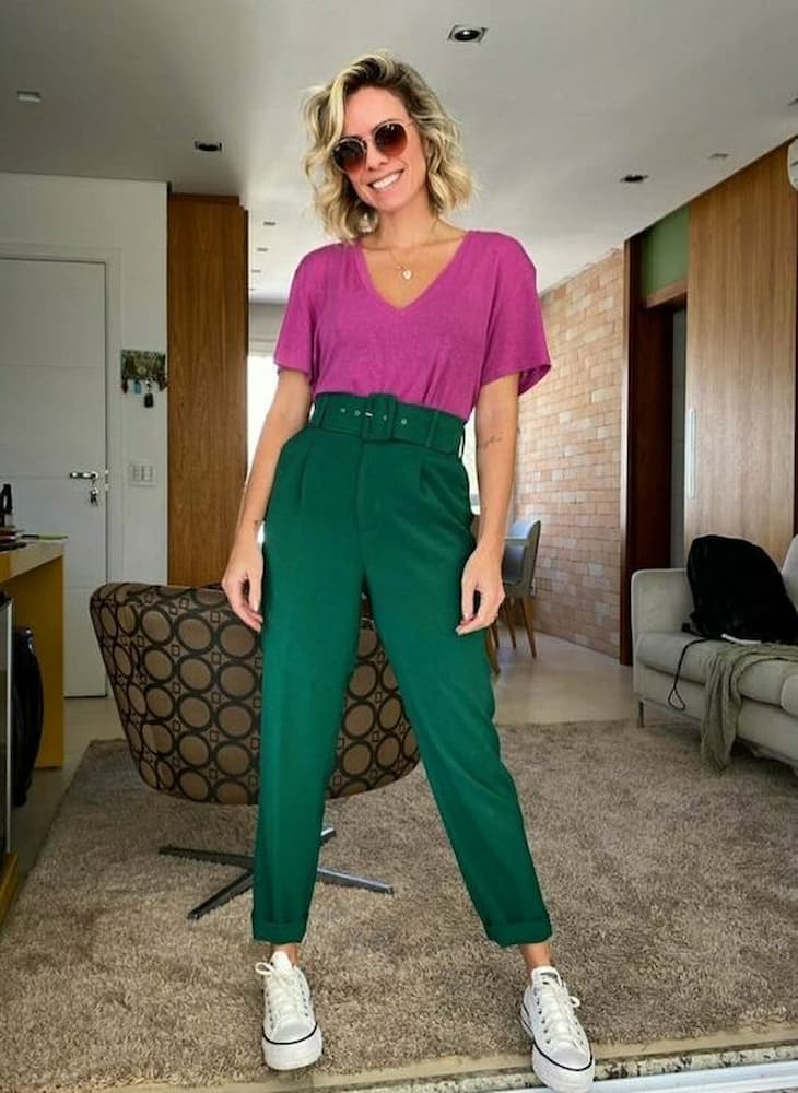 Look colorido com camiseta e tênis para usar com calça alfaiataria 