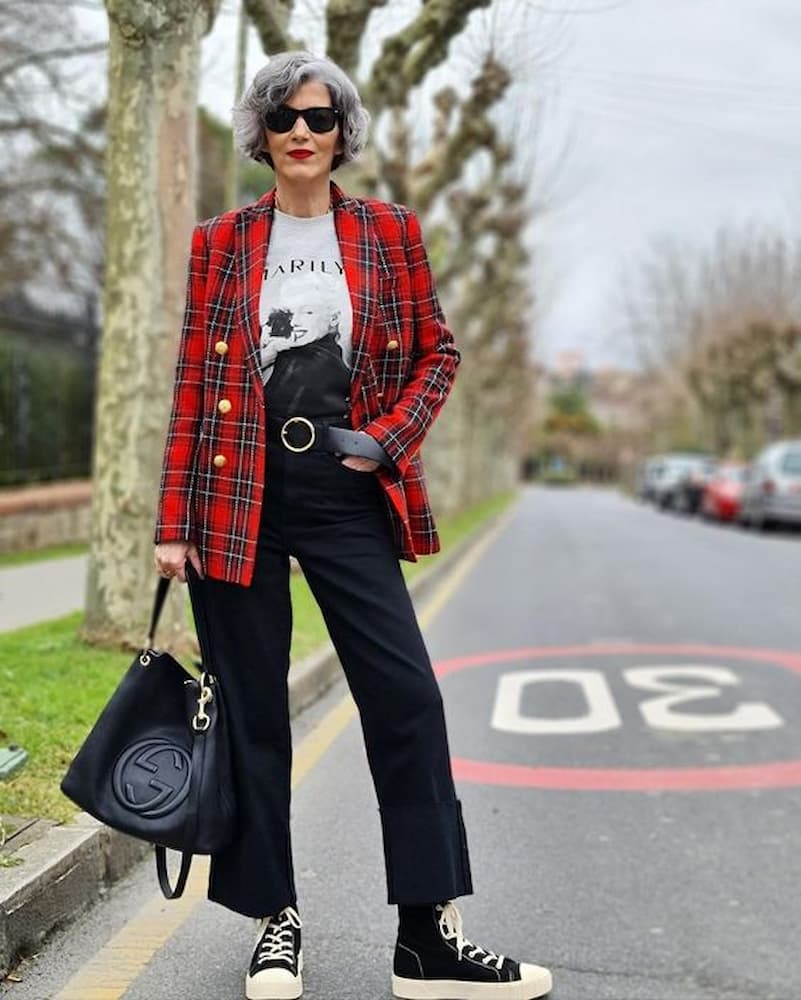 look com blazer xadrez vermelho e tênis 