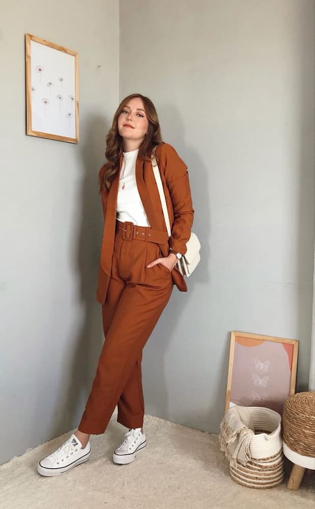 look conjunto calça de alfaiataria com tênis e blazer