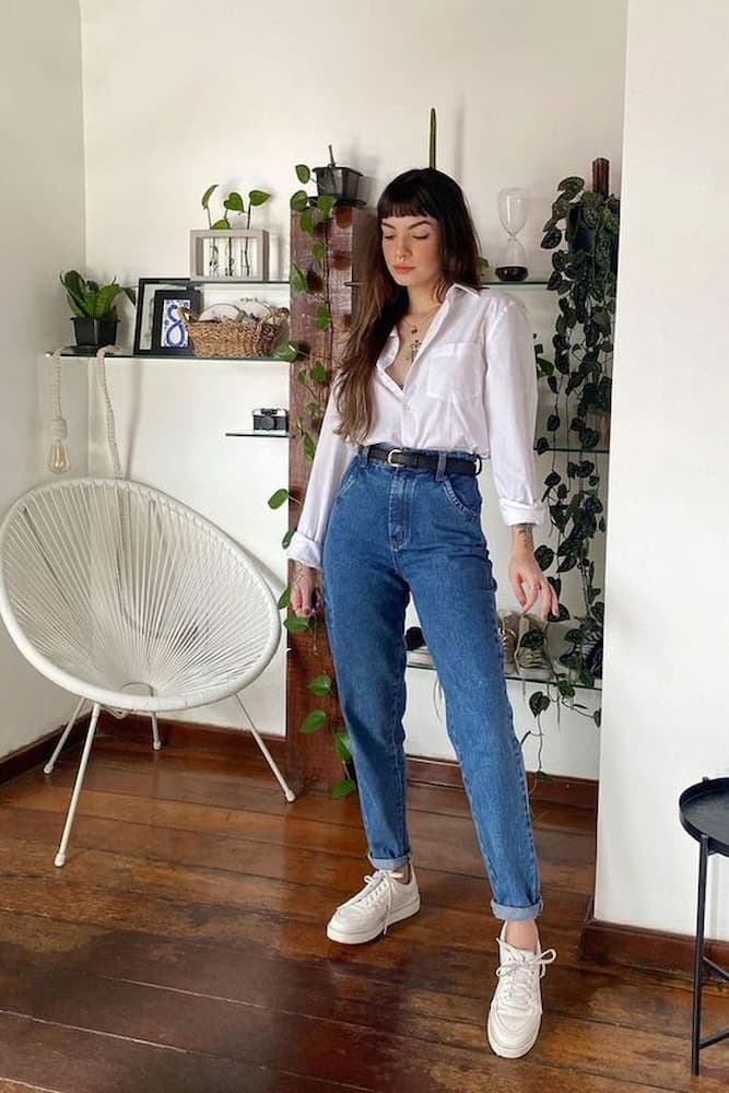 looks com camisa branca e calca jeans com tênis