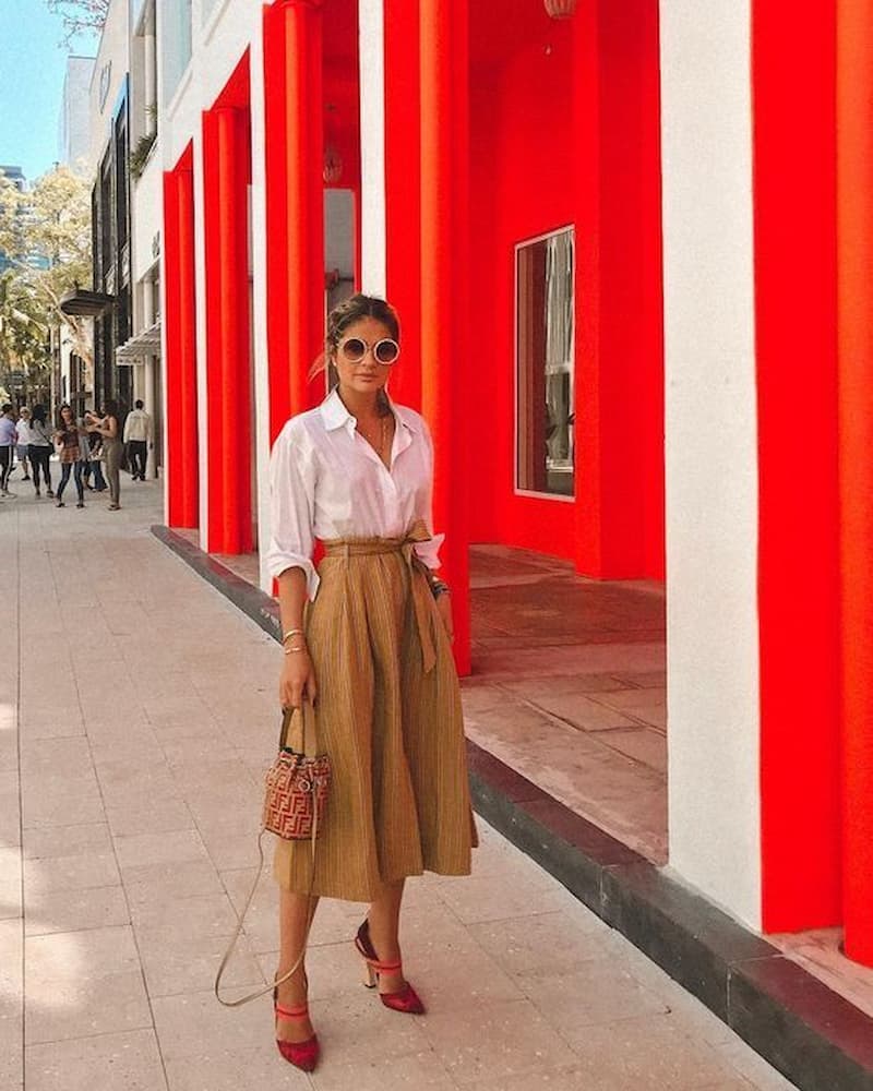 looks com camisa branca e saia midi bege