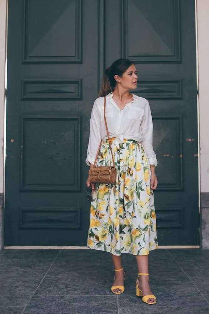 looks com camisa branca e saia midi com estampa floral 