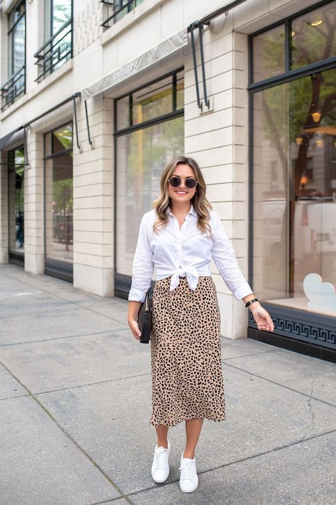 saia de oncinha para looks com camisa branca e tênis