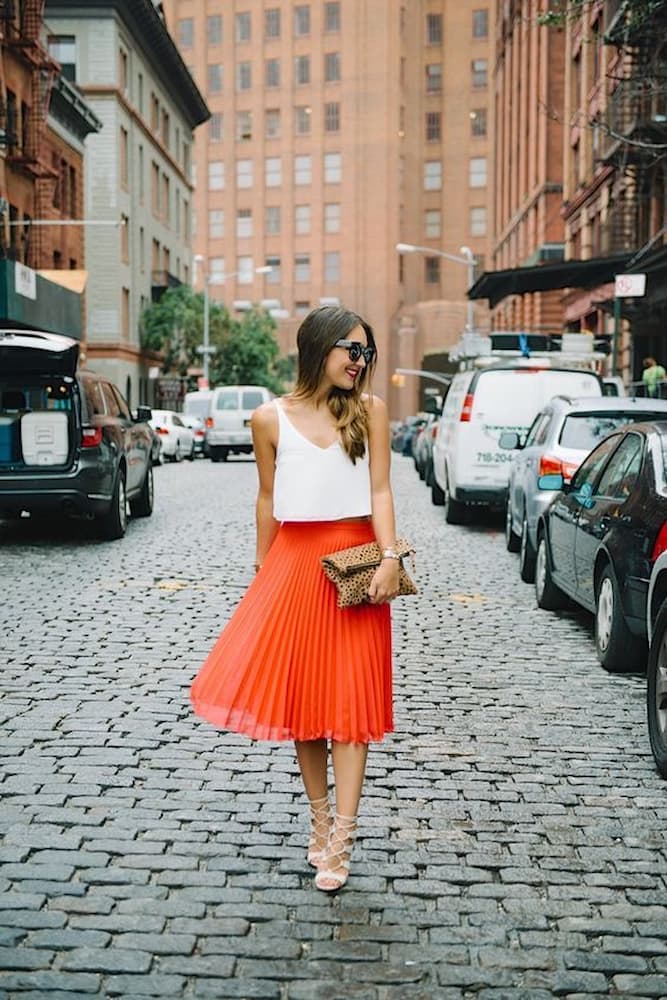 sandalia de tira para look com saia plissada laranja e regata branca 