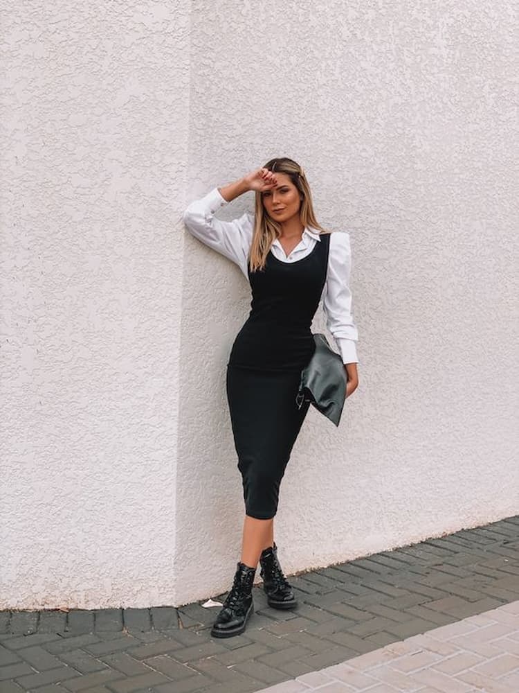 sobreposição para look com camisa branca e vestido tubinho preto