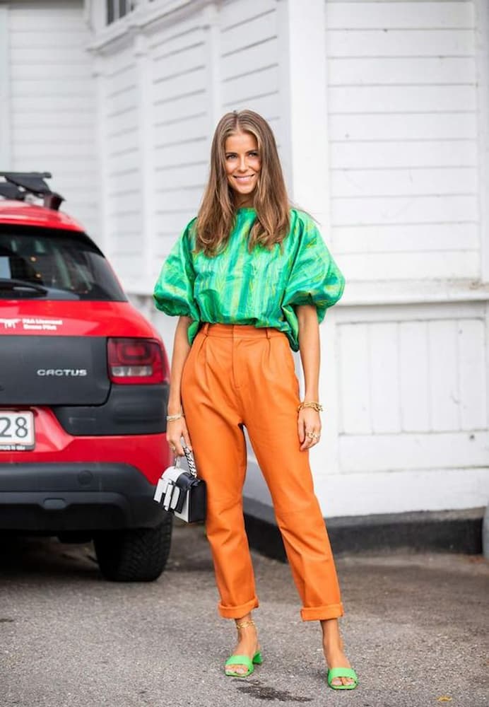 blusa verde para look com calça laranja 