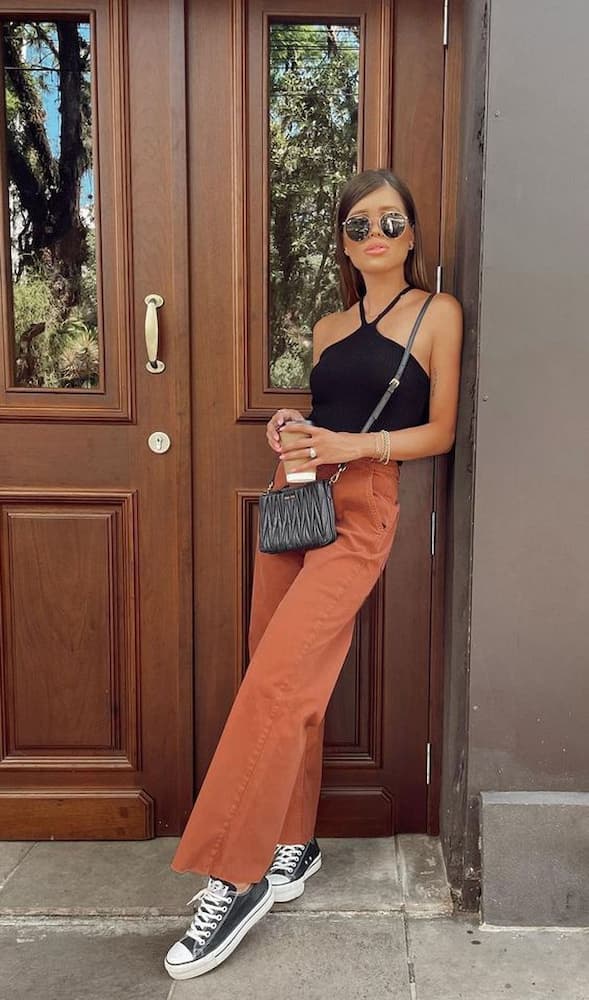 calça flare e tênis como look para faculdade no verão 