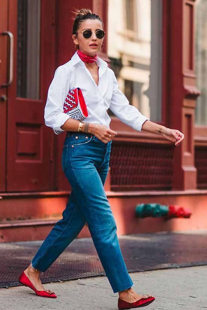 camisa branca e calça jeans para look com sapatilha e lenço vermelho 