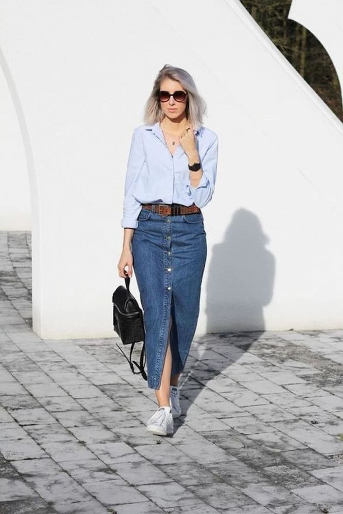 camisa para look com saia jeans midi e tênis