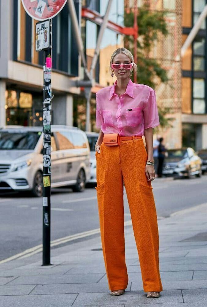 camisa rosa para look com calça laranja 