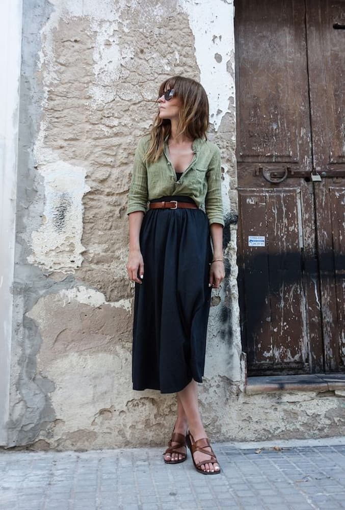 camisa verde para look com saia midi e rasteirinha