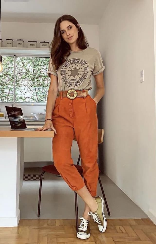 camiseta e tênis em cores neutras para look com calça laranja 