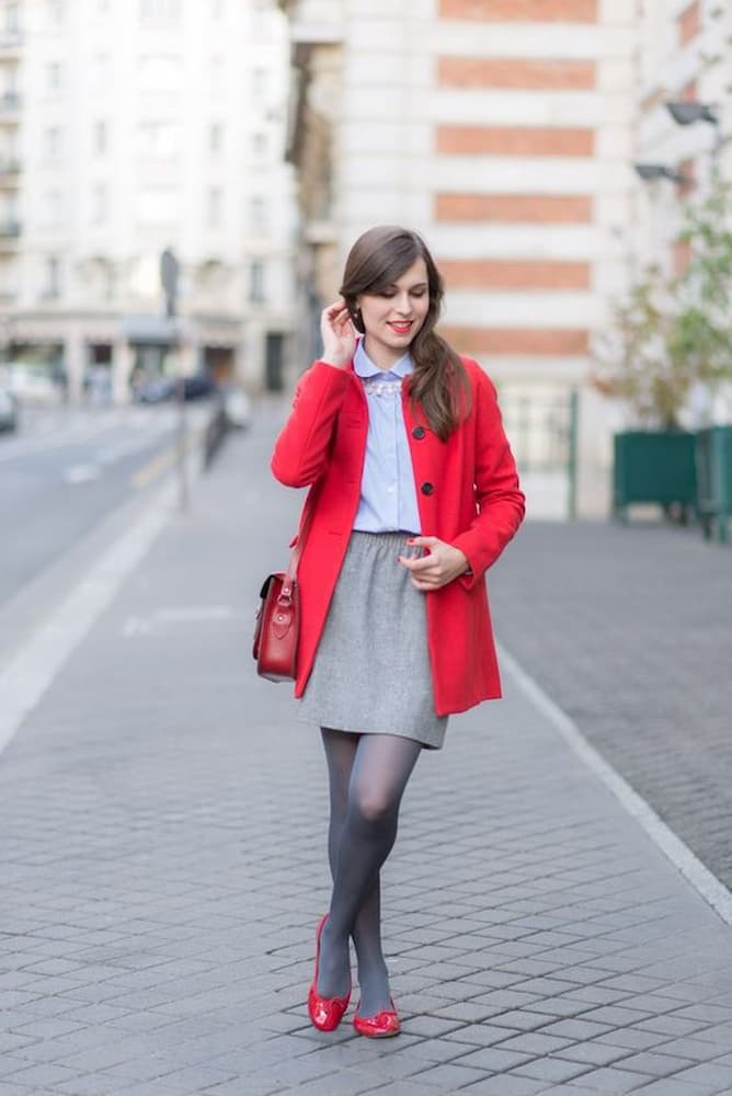 casaco vermelho para look com sapatilha e saia de inverno 