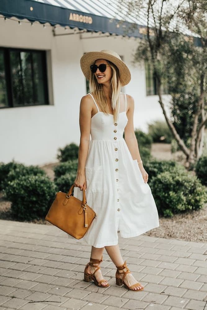 chapéu para looks de verão com vestido midi branco