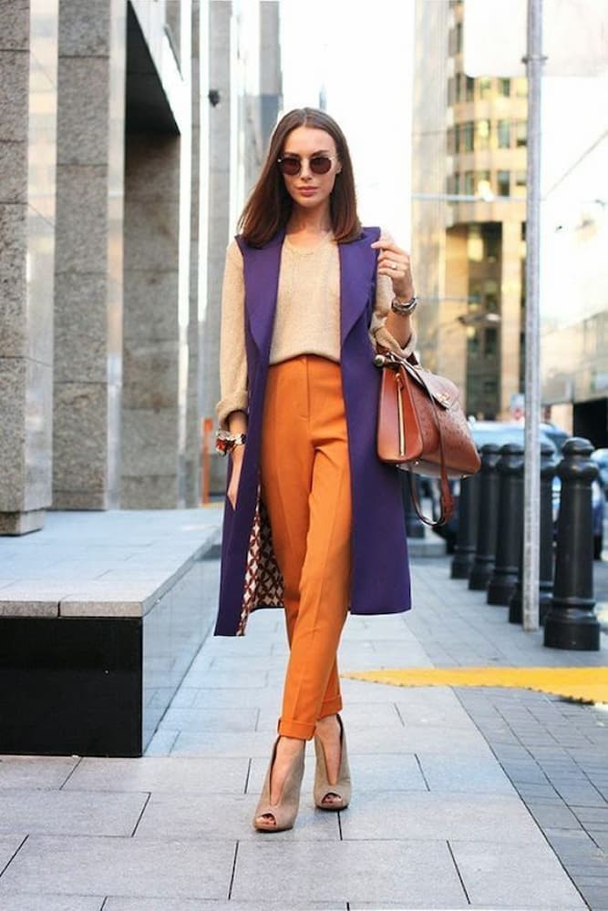 colete roxo para look com calça laranja