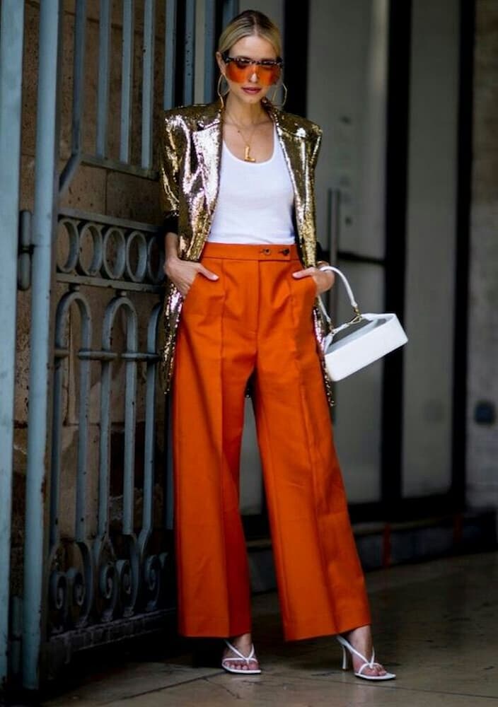 ideia de look com calça laranja e blazer dourado 