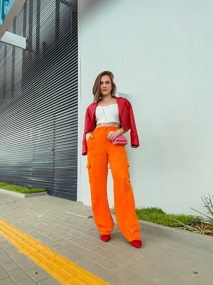 ideia de look com calça laranja e jaqueta vermelha 