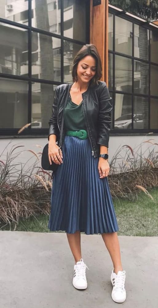 ideia de look com saia plissada e jaqueta de couro