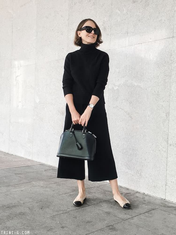 look all black elegante com sapatilha com ponta em cor diferente