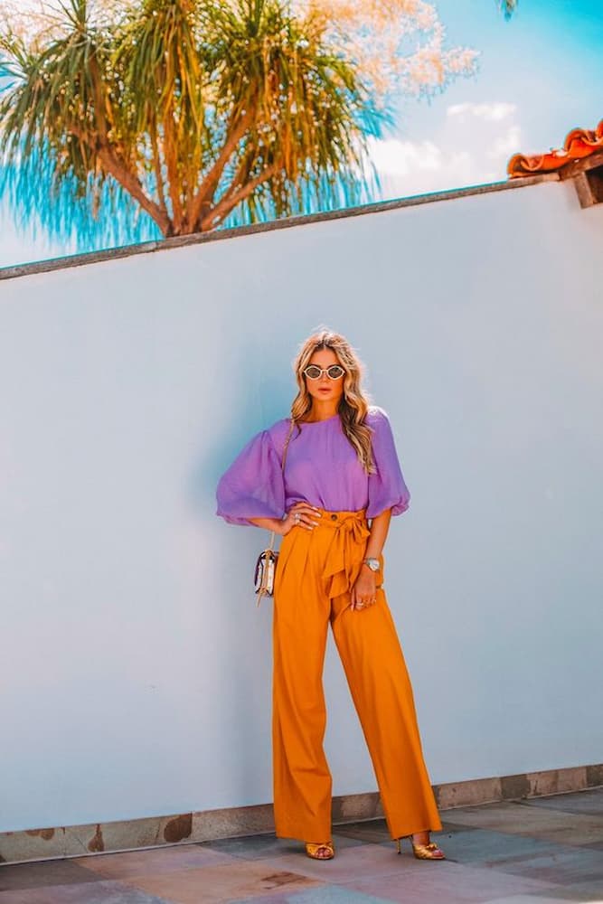 look com calça laranja e blusa lilás