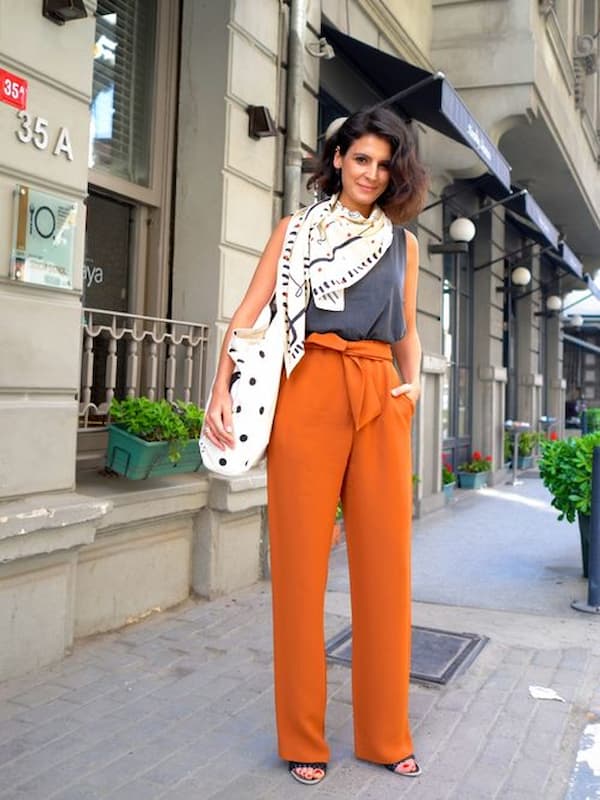 look com calça laranja e lenço no pescoço