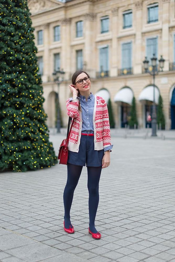 look com sapatilha vermelha e cardigan de inverno estilo natal