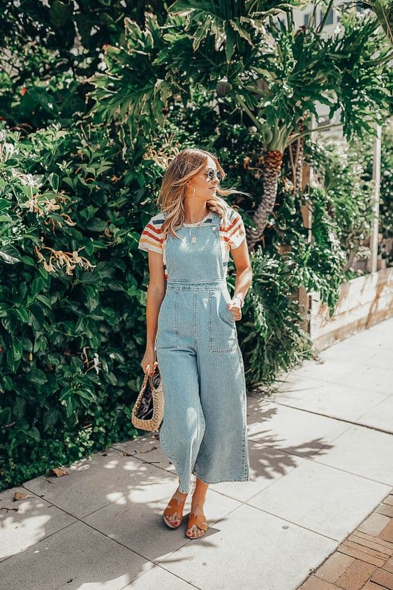 look de almoço de domingo no verão com rasteirinha e jardineira jeans