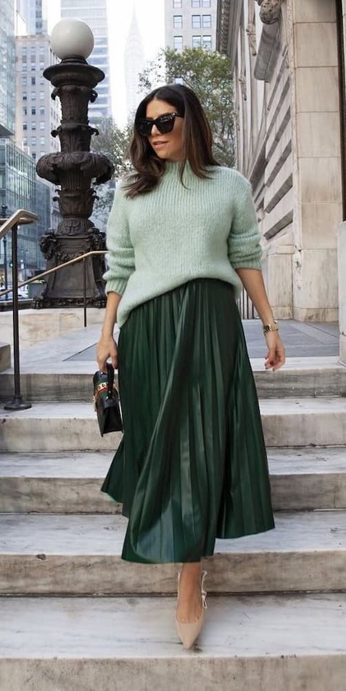 look de inverno com saia midi plissada e sueter verde 