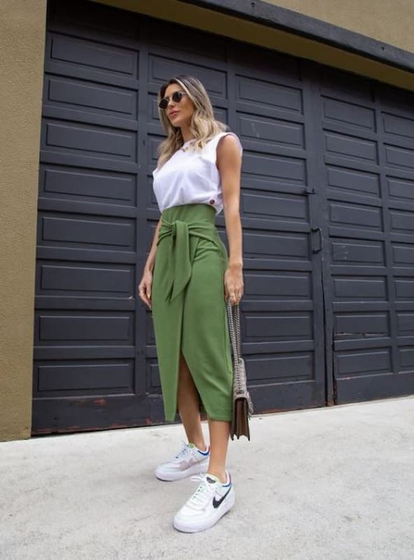 look para faculdade com saia midi verde e camiseta branca 