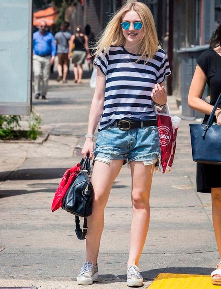 look para faculdade com shorts jeans e camiseta listrada