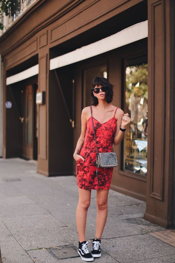 looks de verão com tênis e vestido curto vermelho