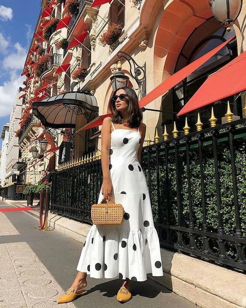 looks de verão com vestido de bolinhas e sapato amarelo